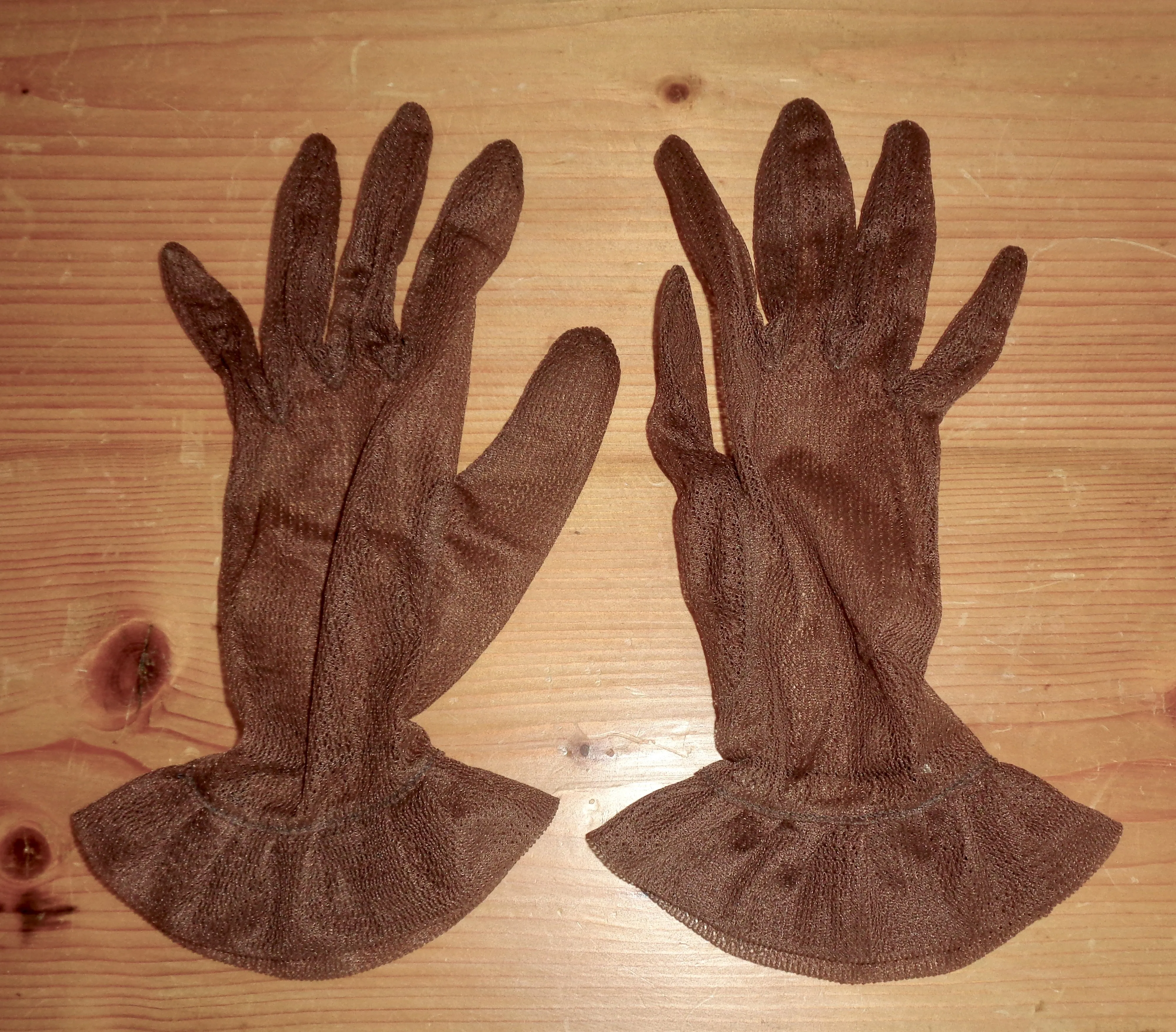 1950s Ladies Gloves Medium Size Wrist Length In Brown Synthetic Lace